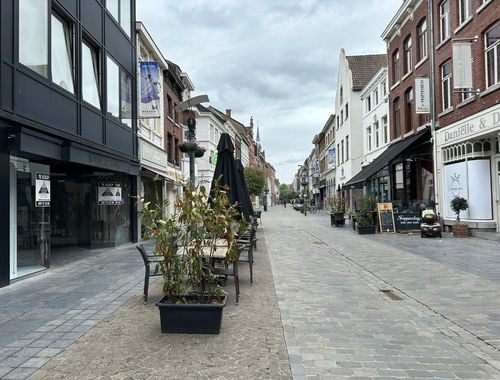                                         Handelszaak te huur in Maaseik, € 1.050
