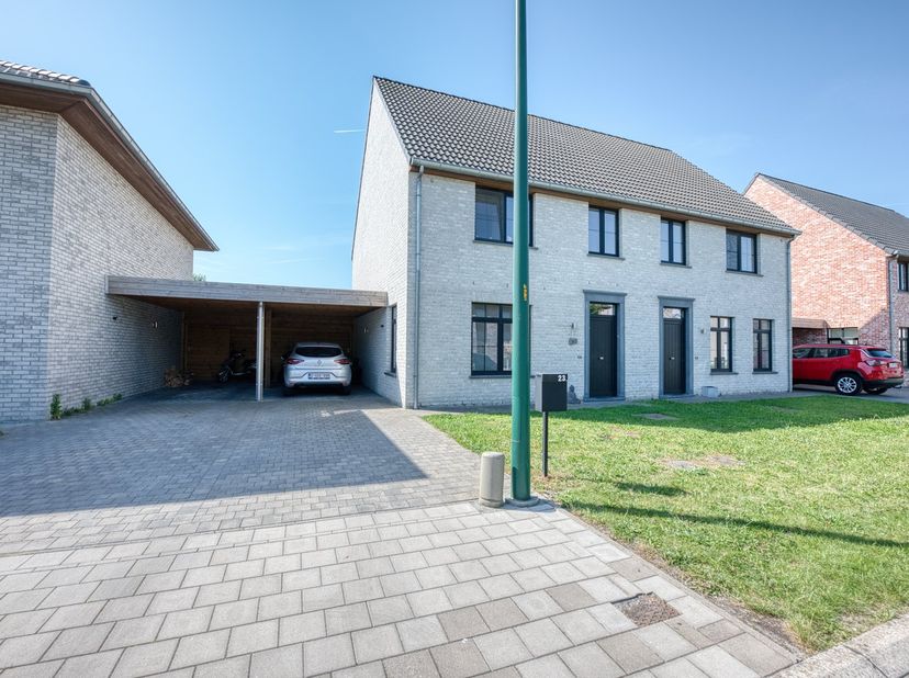 Deze verzorgde halfopen bebouwing is rustig gelegen nabij het centrum en combineert comfort, ruimte en een praktische indeling. De woning is goed afge