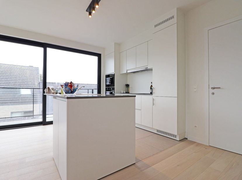 Prachtige penthouse met grote glaspartijen en ruim terras in hartje Pittem.<br />
De woonst bevindt zich in de stijlvolle residentie Maison Charbon.<b
