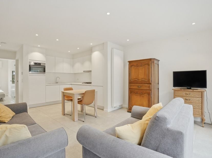 Instapklaar 2-slaapkamerappartement (59m²) in Nieuwpoort-Bad.<br />
Het appartement werd gerenoveerd in 2021-2022 en beschikt over een lichtrijke leef