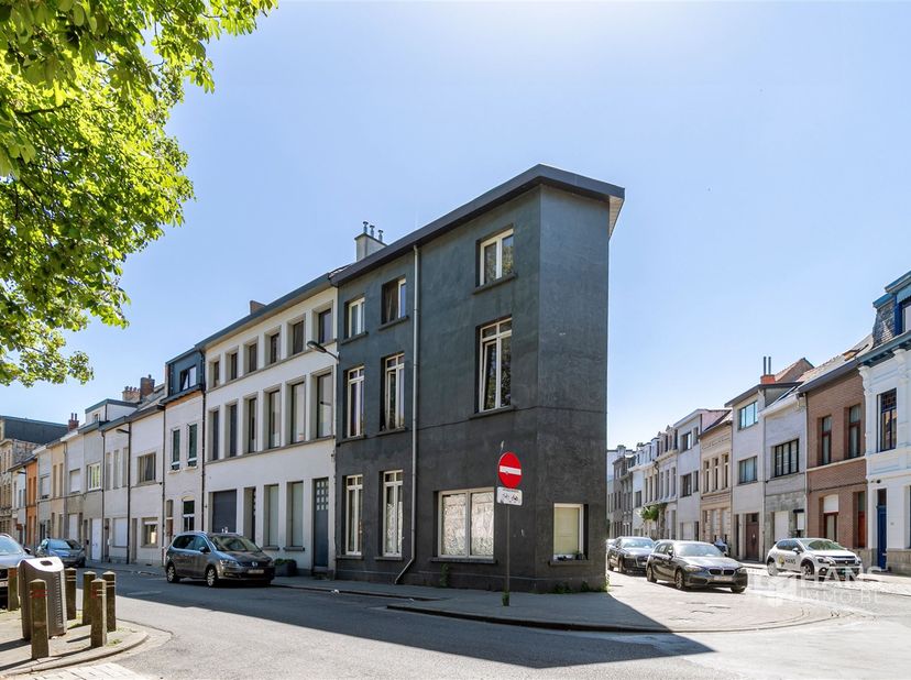 Situé dans un quartier en plein essor près du Park Spoor Noord, cet immeuble de rapport intéressant (maison) présente une surface totale d'environ 120