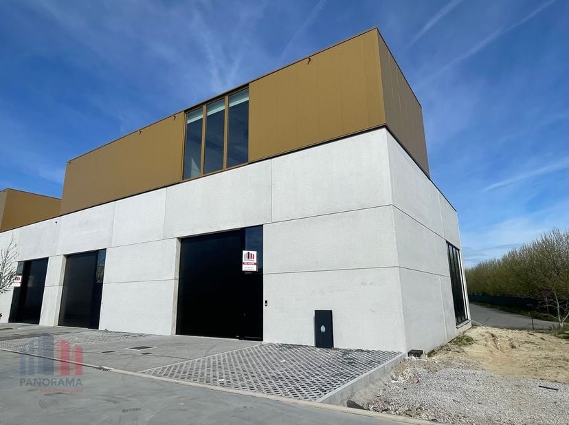 Fantastisch gelegen nieuwbouw KMO-unit bestaande uit +/- 182 m² gelijkvloerse magazijnruimte in combinatie met +/- 81 m² afgewerkte kantoorruimte en 2