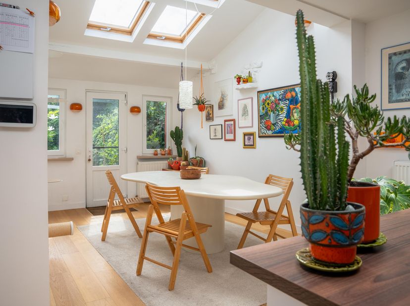 Deze instapklare woning werd in 2023 gerenoveerd en combineert hedendaags comfort met een warme, authentieke uitstraling. De keuken en badkamer werden