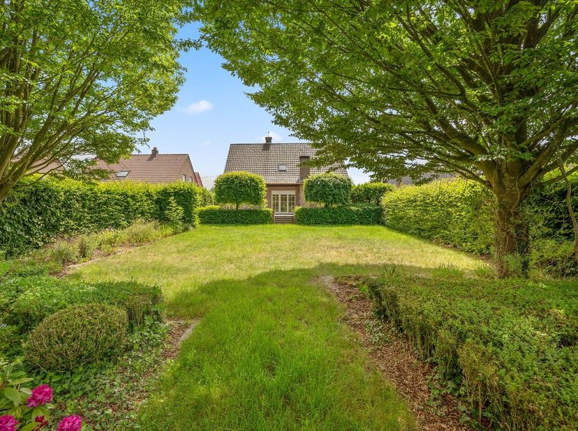 Ontdek deze prachtige villa in het charmante Bunsbeek, waar ruimte, comfort en elegantie perfect samenkomen. Deze stijlvolle woning werd afgewerkt met