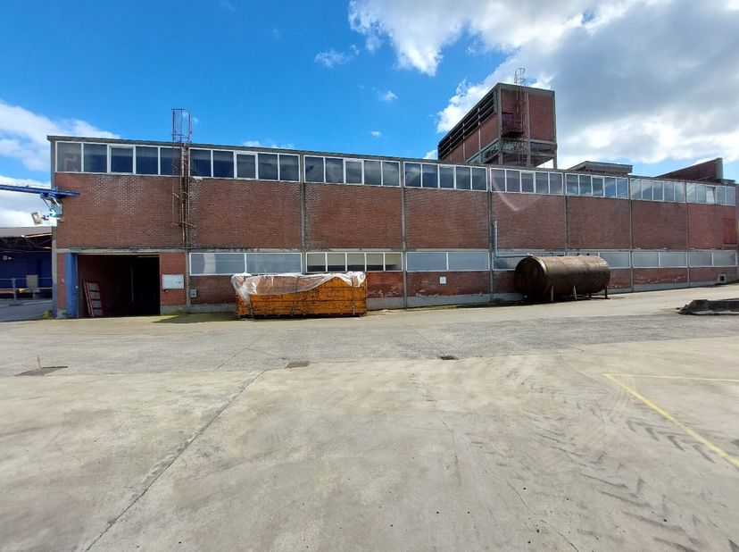 Loods / werkplaats van 1152 m², geschikt als opslagplaats of als atelier. Vlotte verbinding ten opzichte van de autosnelwegen.<br />
Voor meer info be