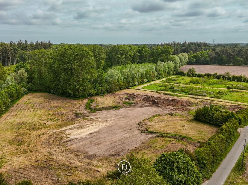 Au cur dun environnement verdoyant exceptionnel, jouxtant directement la magnifique réserve naturelle du Vloethemveld, se situe ce terrain à bâtir exc