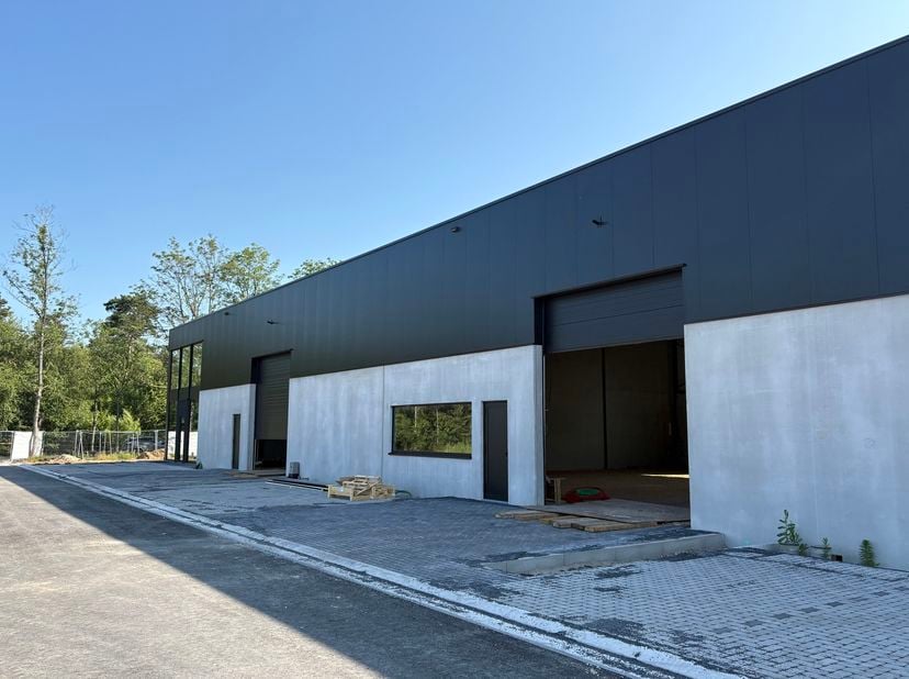 Unit PME de haute finition dans un parc d'activités durable le long de la Toekomstlaan à Beerse. Cette unité d'environ 370 m² est entièrement équipée