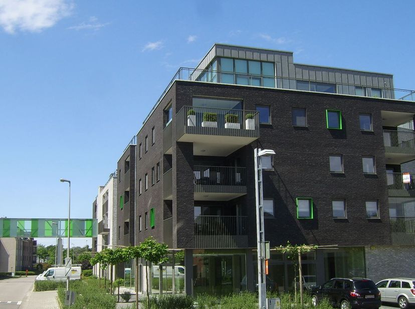Mooie assistentieflat op de gelijkvloerse verdieping gelegen midden in het centrum naast het rusthuis en verbonden met een oproepsysteem en daarom ges