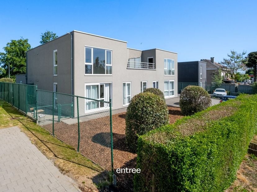 Appartement met twee slaapkamers, gelegen te Erpe-Mere. <br />
Uitstekende verbinding, daar men op 2 min.  gelegen is van de op-en afrit van de E40 en