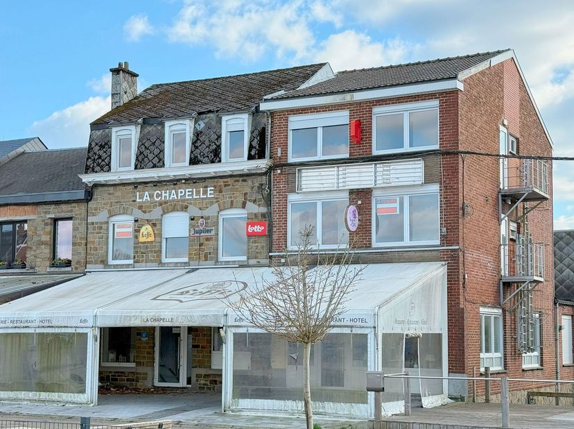 Immeuble mixe, anciennement restaurant / brasserie avec activité hôtelière, bénéficiant d’un emplacement de premier ordre à Banneux.<br />
Outre l’act