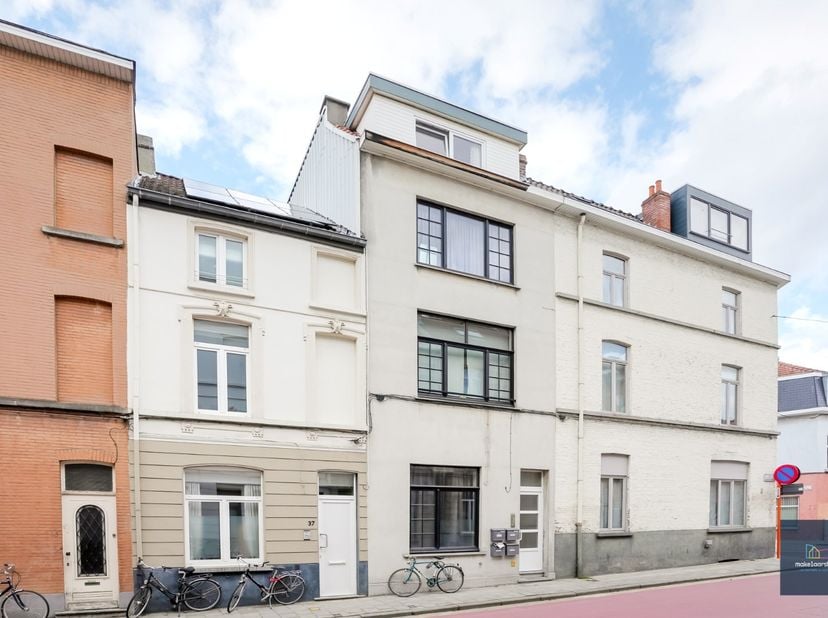 INSCHRIJVEN VIA DE WEBSITE ; TE KOOP / PLAN UW BEZOEK : Zeer goed gelegen studio met aparte slaapruimte en een bewoonbare oppervlakte van 36 m².<br />