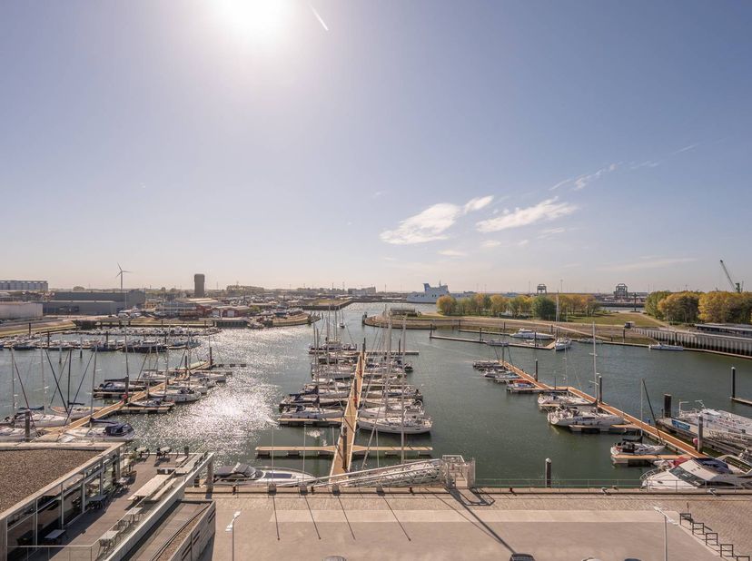 Dit energiezuinig appartement (EPC A) te koop is gelegen langs de jachthaven van Zeebrugge in een recente residentie. Met een bewoonbare oppervlakte v