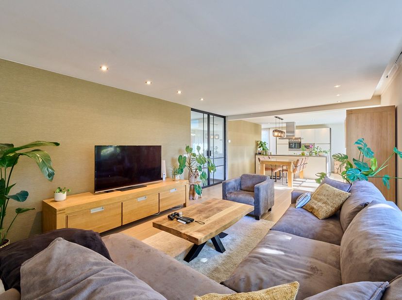 Bent u op zoek naar een comfortabele woning op een uitstekende locatie? Deze goed onderhouden gelijkvloerse woning biedt alles wat u nodig heeft voor