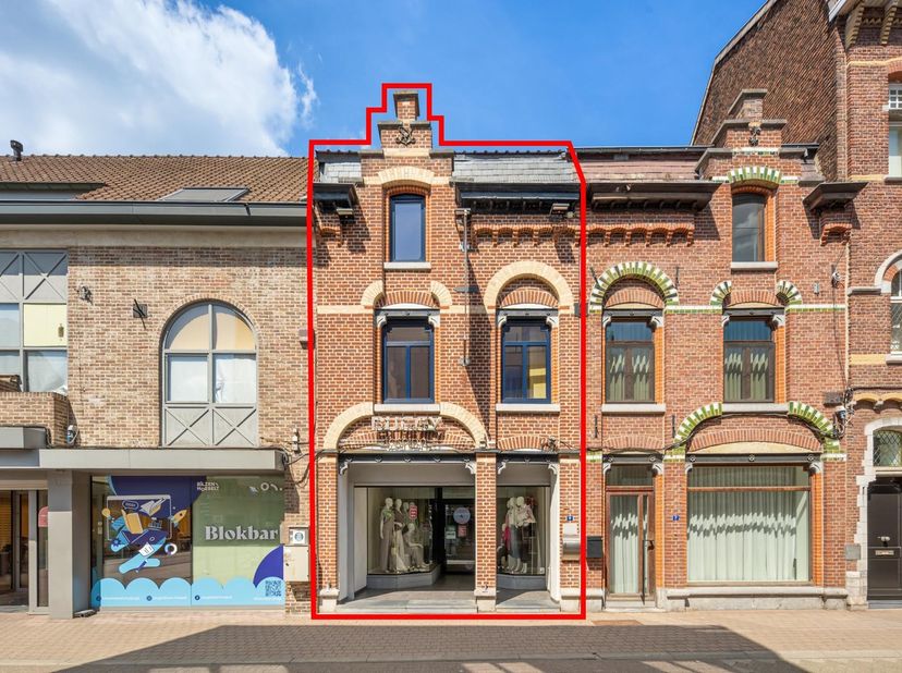 Op een uiterst centrale en commercieel interessante ligging in het centrum van Bilzen bevindt zich dit veelzijdige handelspand van ca. 190 m², gecombi