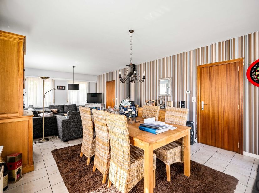 Gelegen aan de Dennelaan 45 in Averbode bevindt deze ruime woning zich in een rustige woonomgeving met vlotte verbindingen naar Diest, Aarschot, Leuve