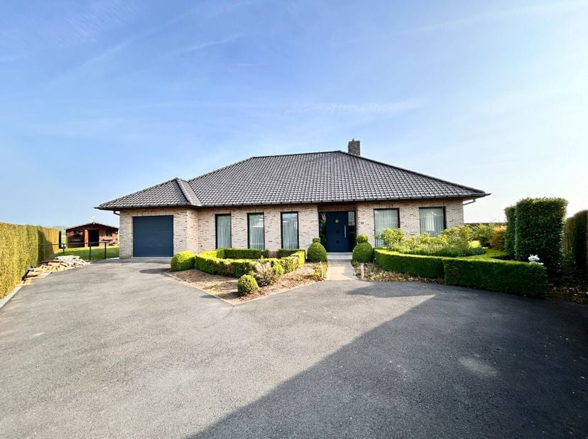 Prachtige villa met 2 slaapkamers, dubbele garage en mooi verzicht Indeling Gelijkvloers: inkomhal, toilet, woonkamer, keuken met alle comfort, bergin