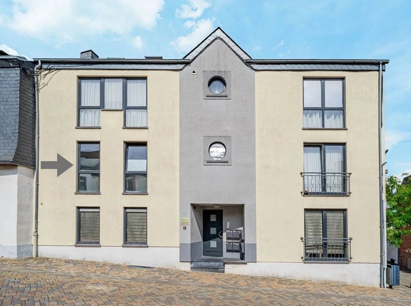 Renseignements : 0478 62 24 52 B.Jacquemin (IPI 515.531). EBIMMO vous propose à la vente ce superbe appartement en très bon état général, situation id