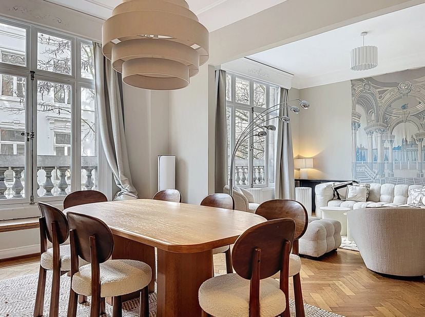 Ontdek dit prachtig ingerichte appartement met 3 slaapkamers van 167m2 (volgens PEB) in de wijk Chatelain.<br />
Nadat je bent opgeklommen naar de eer