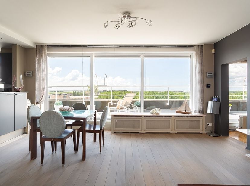 Verkoop in gesloten omslag – Instelprijs € 390.000<br />
<br />
Locatie: <br />
Dit unieke penthouse is ontstaan door de samenvoeging van twee apparte