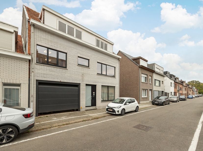 Gelegen in de Korte Kopstraat bevindt zich dit kantoorgebouw met werkplaats / atelier met vele mogelijkheden!<br />
Glvl (528m²): <br />
Inkom / toonz