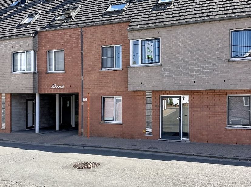 Dit instapklaar appartement  is gelegen op de eerste verdieping en bestaat uit: lift - inkomhal - living met aansluitend groot zonneterras - keuken -