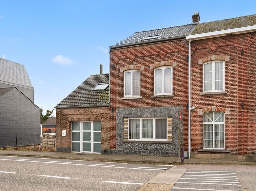 Deze halfopen woning is goed gelegen nabij het gezellige centrum van Hoegaarden. Zeer makkelijk bereikbaar via E40 (Luik-Brussel) met alle benodigdhed