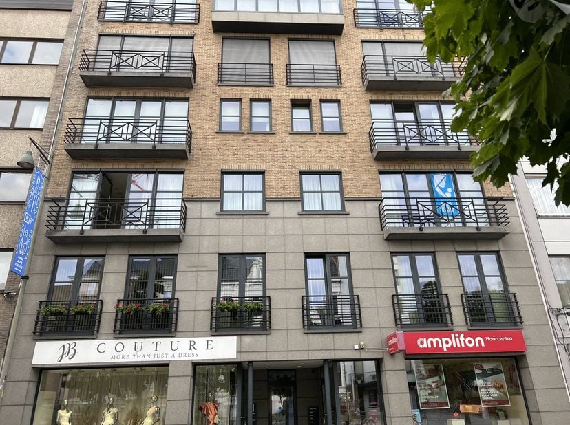 Dit appartement in Hasselt is te huur op een toplocatie aan de kleine ring van Hasselt, op korte afstand van het centrum van Hasselt. Dankzij de liggi