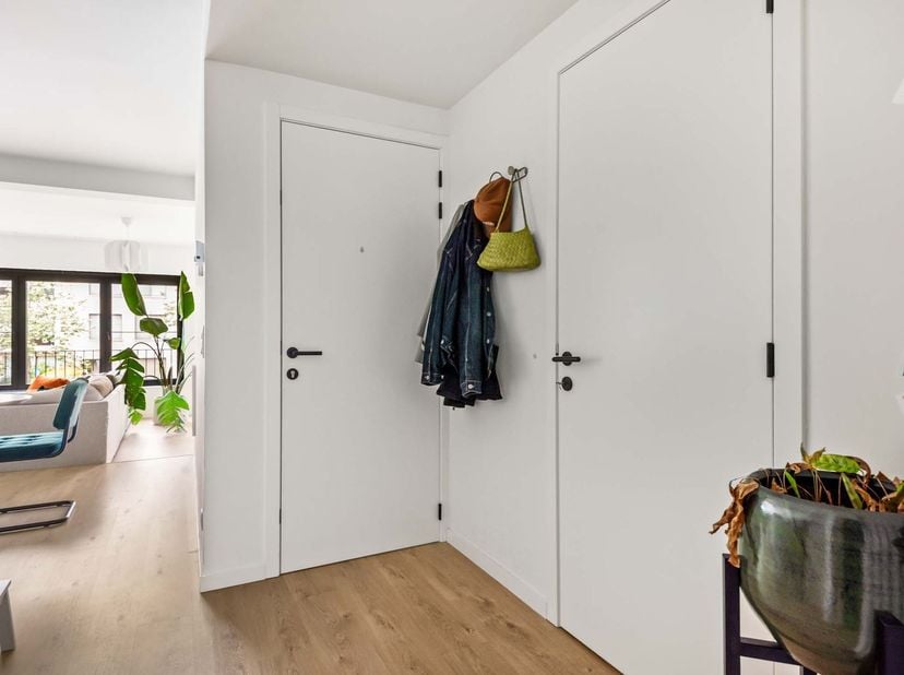 Ligging: Het appartement bevindt zich in een rustige omgeving in Brasschaat met winkels, scholen en openbaar vervoer binnen handbereik.<br />
<br />