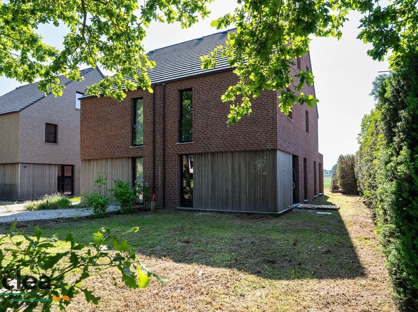Op een boogscheut van de Lembeekse bossen, aan de Vierweegse richting Sleidinge, vinden we deze lichtrijke nieuwbouw woning terug. De woning is opgebo