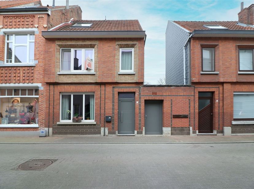 Gezellige, vernieuwde woning met tuin, gelegen in een rustige straat nabij het centrum van Rillaar. Dankzij de gunstige ligging bevinden scholen, wink