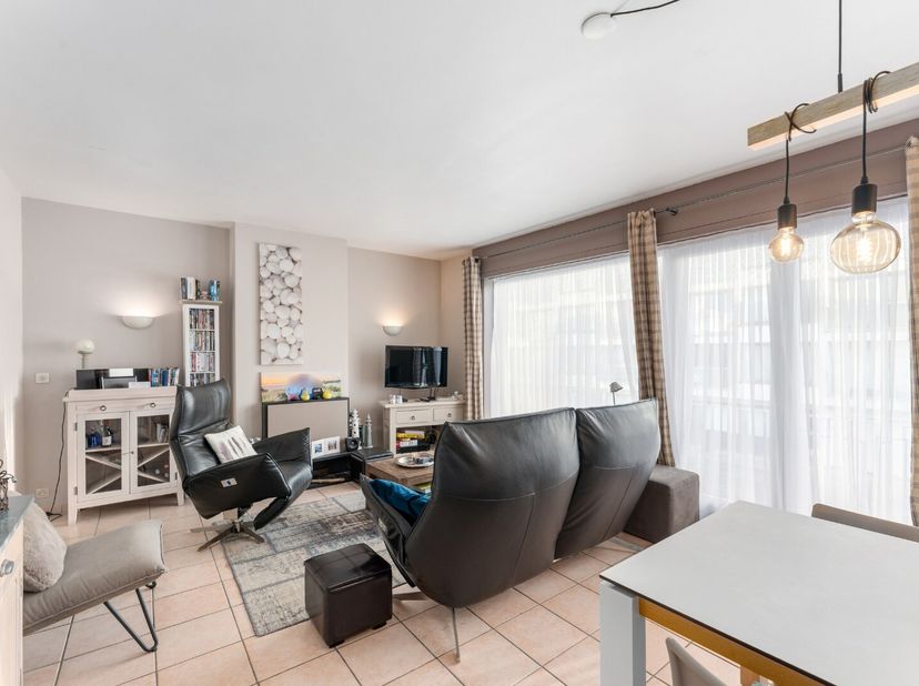 Dit instapklare appartement is gelegen op het eerste verdiep van een rustig gebouw in Zeebrugge. Het beschikt over twee ruime slaapkamers en een licht