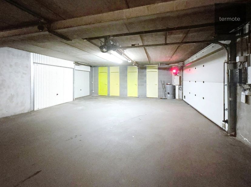 Ruime ondergrondse afgesloten garage °1 op verdieping -1<br />
<br />
- Ingang via inrijpoort ;<br />
- In volle centrum ;<br />
- Onmiddellijk beschi