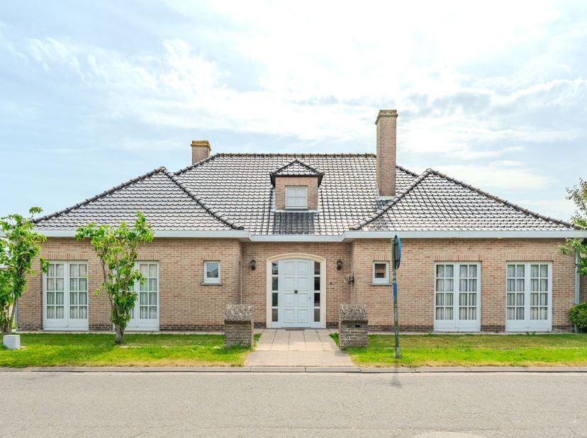 In een residentiële omgeving van Middelkerke, langs de Franciscus Dierendockstraat 10, bevindt zich deze ruime villa met een bewoonbare oppervlakte va