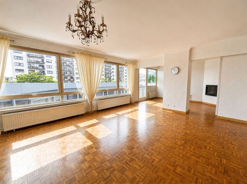 <br />
Ruim en lichtrijk appartement gelegen in residentie “Esplanade” pal in Genk-centrum.<br />
<br />
INDELING: <br />
Inkomhal voorzien van een ve