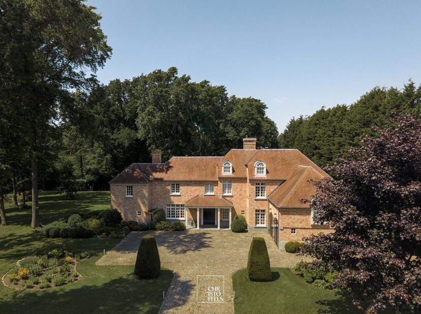 Indeling <br />
Via de statige inkomhal met vestiaire en gastentoilet betreedt u de villa. Vanuit de hal heeft u toegang tot de verschillende leefruim