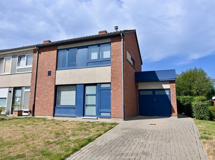 Deze rustig gelegen halfopen eengezinswoning bevindt zich op een mooi perceel van 6a57ca, aan de stadsrand van Sint-Truiden. Winkels, scholen en ander