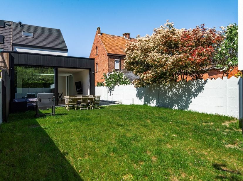 Comfort en natuurlijk licht<br />
<br />
Deze volledig gerenoveerde halfopen bebouwing in Bornem staat te koop en biedt je een royale woonoppervlakte