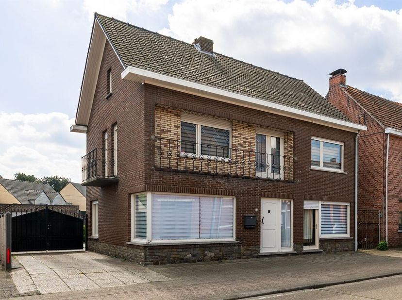 Nabij het centrum gelegen ruime woning met een kantoor of 2e woonkamer met aparte toegang. Goede bereikbaarheid en parkeergelegenheid voor en naast de