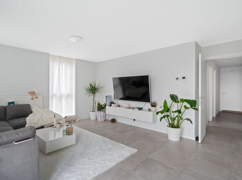 Het energiezuinig appartement is ideaal gelegen in een rustige, toch centrale wijk van Sint-Niklaas, met vlotte toegang tot het stadscentrum en de bel
