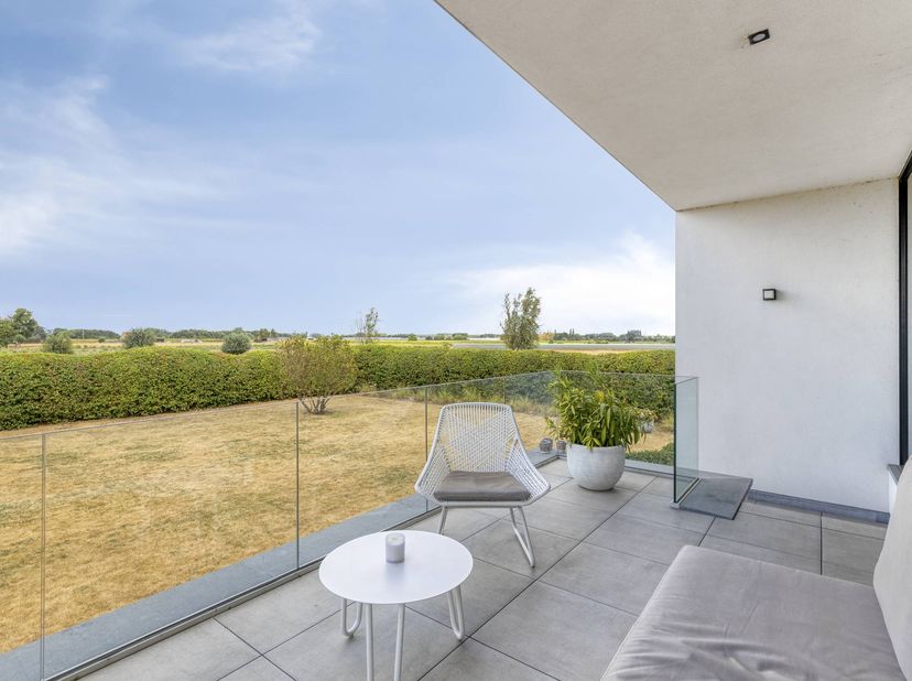Op een absolute droomlocatie in Zedelgem bieden wij deze hoogwaardig afgewerkte villa te koop aan. Dit unieke stuk vastgoed is ontworpen door architec