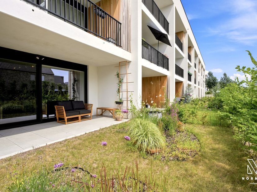 Instapklaar recent gelijkvloers appartement met 1 slaapkamer, tuin en ondergrondse staanplaats te koop in Harelbeke. Het appartement is volledig opges