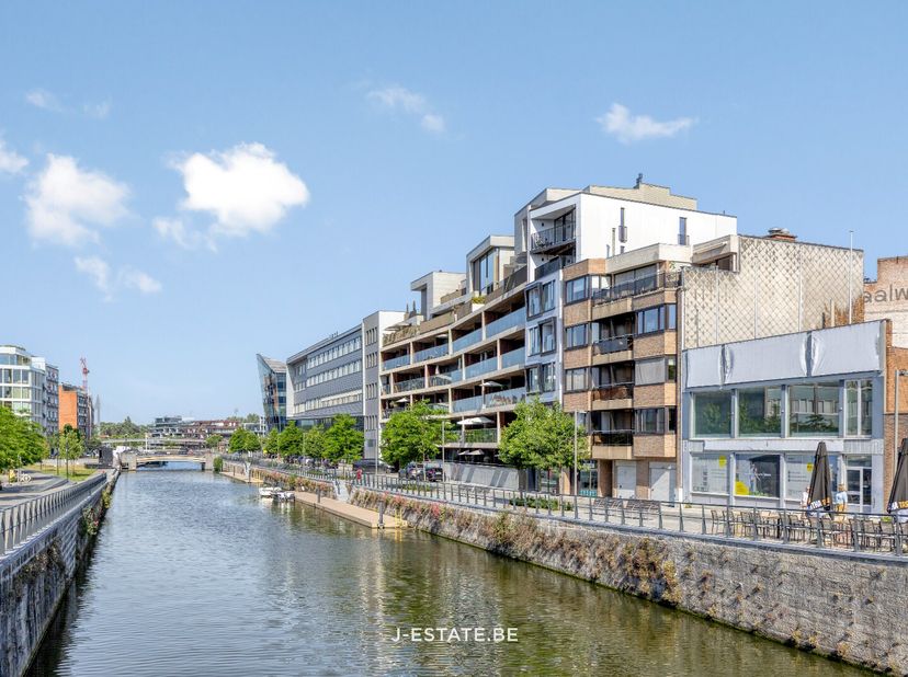 Ce n'est pas un appartement, c'est une expérience de vie au bord de l'eau où la lumière, le luxe et l'emplacement se rejoignent parfaitement.<br />
EM