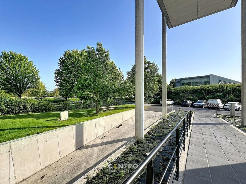 Benaderende OPPERVLAKTEN:<br />
Constructie - bewoonbare oppervlakten<br />
Kantoor:&amp;nbsp; 275,20&amp;nbsp;m²<br />
Gemeenschappelijke vergaderruimten: 19