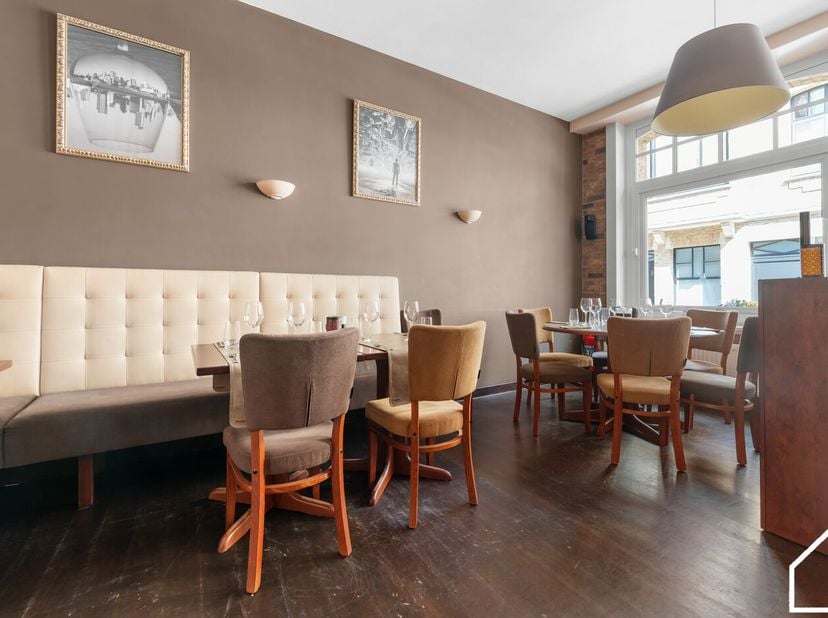 A L’Envers is een gekend restaurant in het centrum van Ieper, op wandelafstand van de Grote Markt. Dankzij de sterke ligging, uitstekende reputatie en