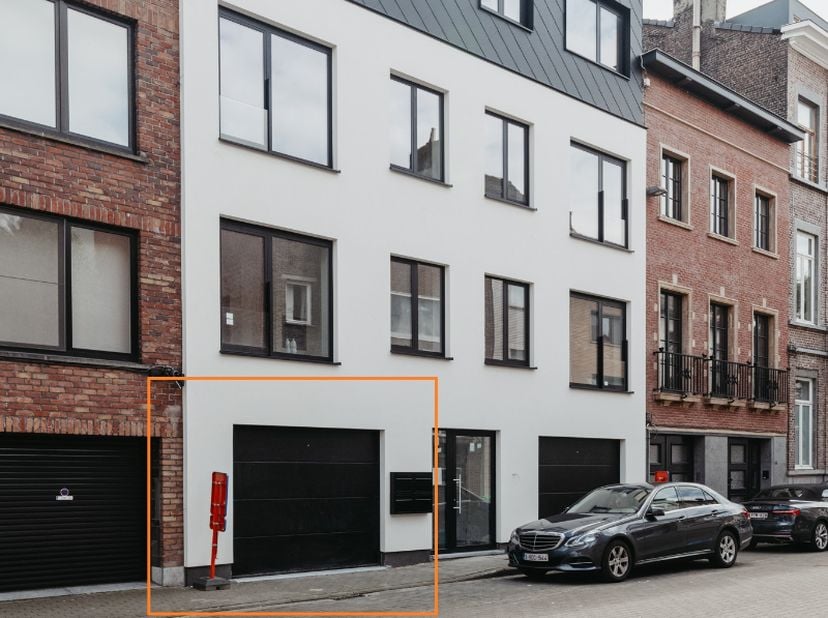 Centraal en gunstig vlakbij het centrum van Gent en het Dampoortstation. Op 100 m vind je de levendige Portus Ganda. Mooi en ruime garage met sectiona