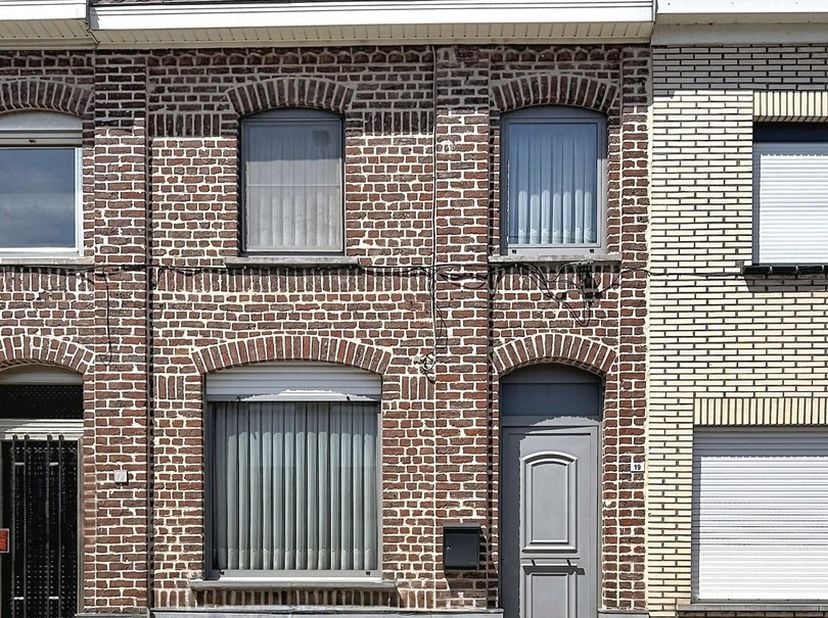 Welkom in deze instapklare hedendaagse gezinswoning gelegen op een boogscheut van de bruisende dorpskern van Sint-Lievens-Houtem.<br />
<br />
Door zi