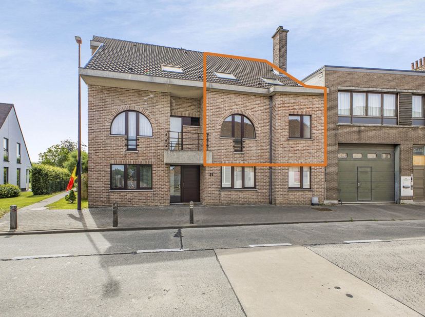 Dit ruime duplexappartement bevindt zich op de eerste en tweede verdieping van een kleinschalig appartementsgebouw nabij de kern van Sint-Katherina-Lo