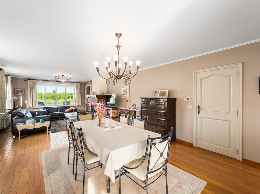 Heist: Spacieuse maison individuelle prête à emménager avec 4 chambres et grand jardin ensoleillé à vendre dans un emplacement privilégié à Heist. À l