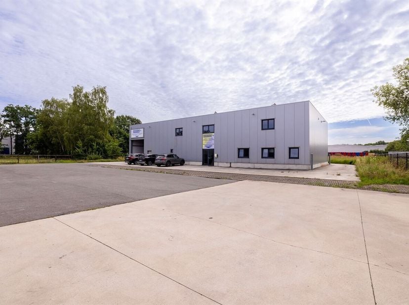 Vous recherchez un local d'entreprise polyvalent et bien équipé sur le plan technique ? <br />
Ce hangar industriel polyvalent d'une superficie d'envi