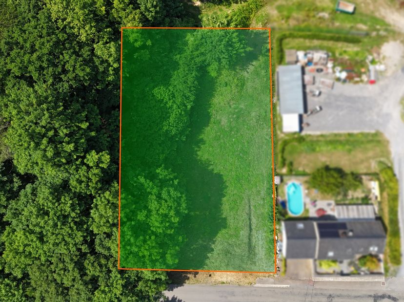 FAIRE OFFRE APD 97.000€<br />
<br />
► Zone : en zone d'habitat à caractère rural<br />
► Orientation : Ouest,<br />
► Largeur façade : ± 27m,<br />
►